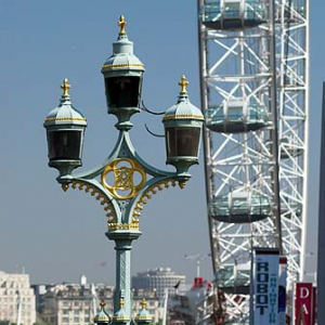 Londyn. Latarnia na moście Westminister Bridge.